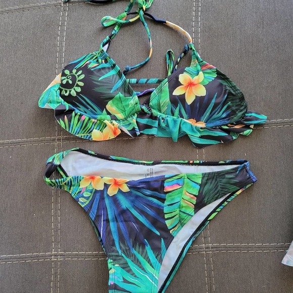 New Tropical Ruffle Hem Halter Bikini Swimsuit - Picture 7 of 8
